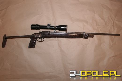 Broń, amunicja i koktajle Mołotowa w mieszkaniu 45-latka