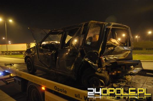 Kierowca golfa uderzył w tico i porzucił samochód na A4