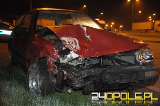 Kierowca golfa uderzył w tico i porzucił samochód na A4