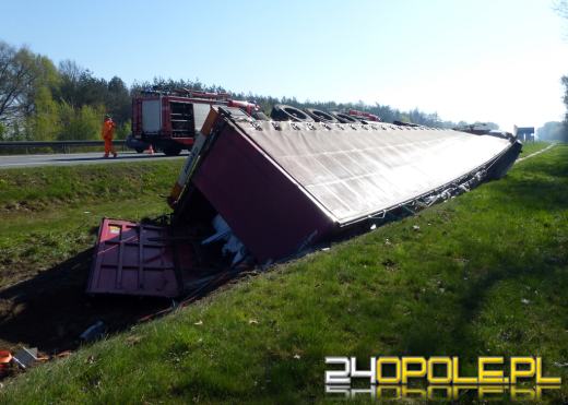 Ciężarówka przewróciła się na autostradzie A4