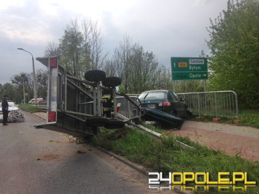 Samochód z przyczepą uderzył w bariery