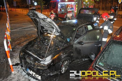 Pożar dwóch samochodów przy ulicy Sienkiewicza