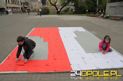 Opolanie budowali biało-czerwoną flagę