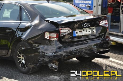 Wypadek w Dąbrowie. Dwie osoby trafiły do szpitala.