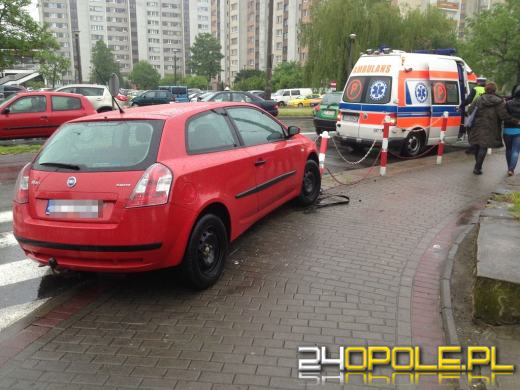 Wpadł w poślizg, staranował słupki i potrącił kobietę