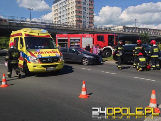 Zderzenie dwóch samochodów na rondzie w Opolu