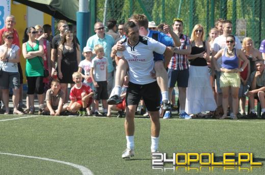 Gwiazdy Sportu i Kabareciarze zagrali dla 6-letniej Zuzi 