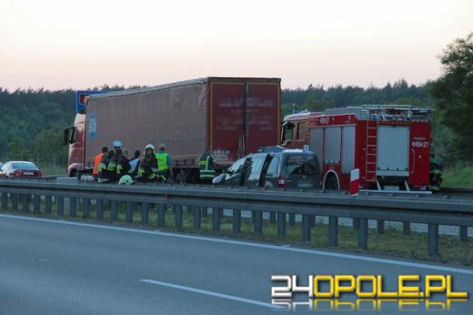 Tragedia na autostradzie. Samochód wbił się w naczepę ciężarówki.