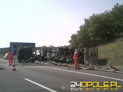 Ciężarówka przewróciła się na autostradzie A4