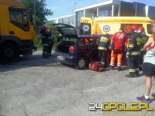 Kobieta wjechała seatem wprost pod ciężarówkę