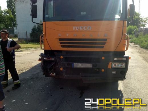 Kobieta wjechała seatem wprost pod ciężarówkę