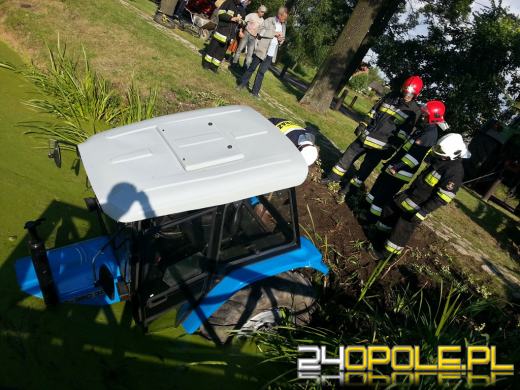 Mężczyzna zasłabł i wjechał traktorem do stawu