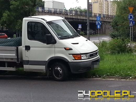 Przechodziła przez jezdnię obok pasów, potrącił ją samochód