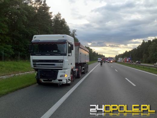 Kobieta zawracała na autostradzie, wjechała pod ciężarówkę