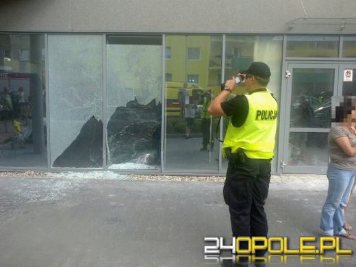 Kobieta pomyliła gaz z hamulcem i wjechała w witrynę sklepu