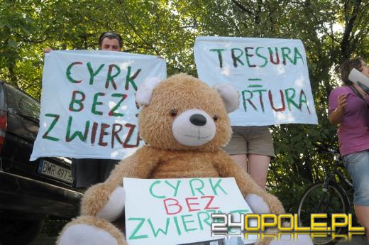 Młodzi opolanie protestowali przed występem cyrku