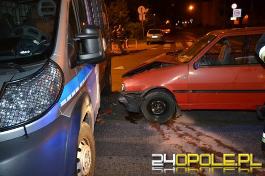Policyjny pościg w Brzegu. Uciekinier uderzył w radiowóz.