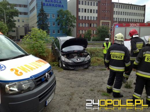 Podczas jazdy pękła opona. Dwa auta wylądowały na trawniku.