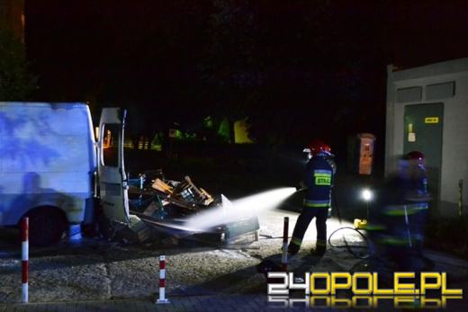 Samochód dostawczy spłonął na ul. Koszyka