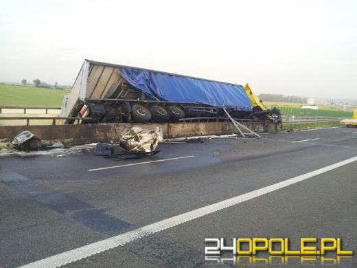 Przewrócona ciężarówka blokuje ruch na autostradzie
