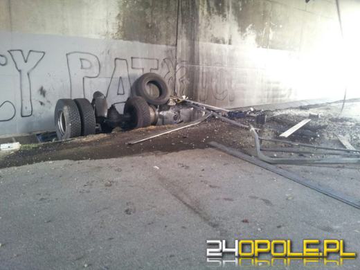 Przewrócona ciężarówka blokuje ruch na autostradzie