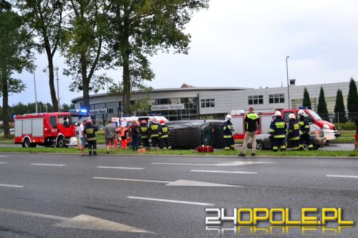 Samochód przewrócił się na bok, ranna pasażerka