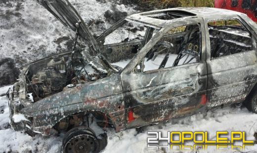 Spłonął samochód porzucony przy obwodnicy Opola