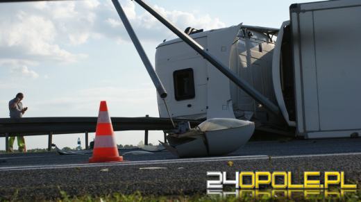 Przewrócona ciężarówka utrudnia ruch na A4