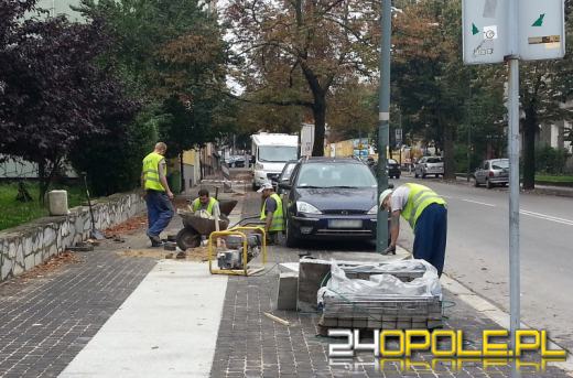 Opolanin: Chodnik rozkopany, robotnicy zniknęli