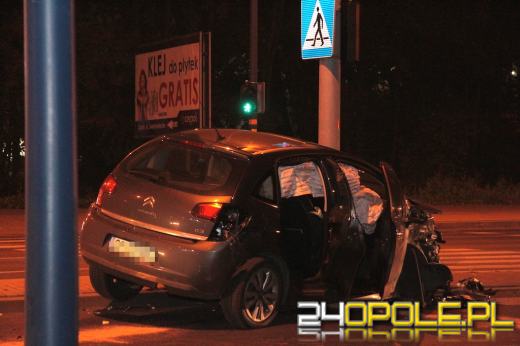 Wypadek na skrzyżowaniu, kierowca wjechał na czerwonym świetle