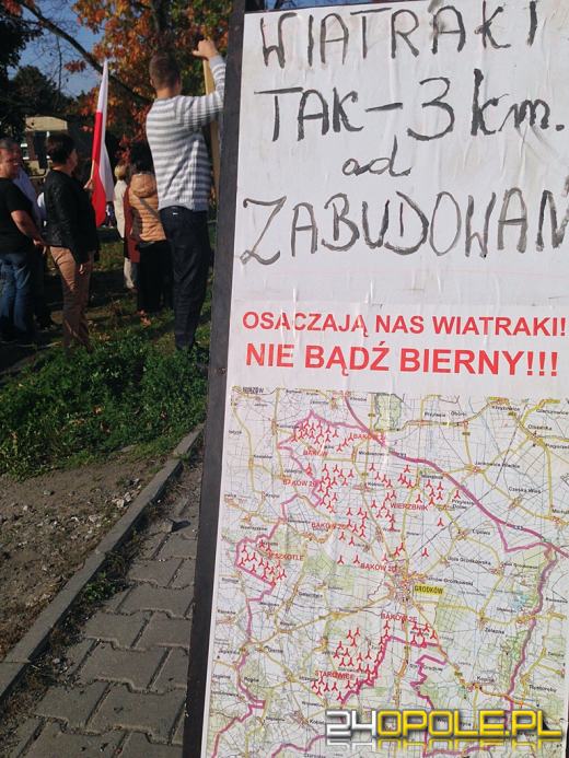 Zablokowali drogę, bo nie chcą turbin wiatrowych pod domami