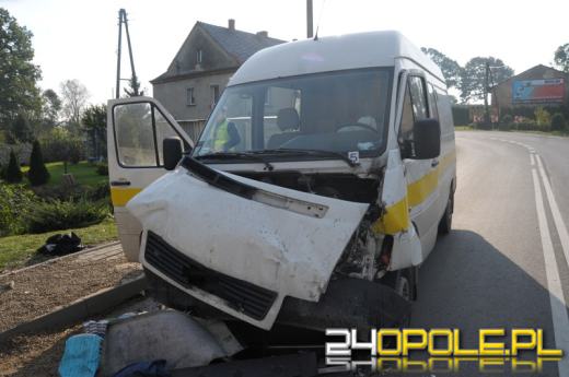 Bus zderzył się z ciężarówką na DK40. 6 osób rannych.