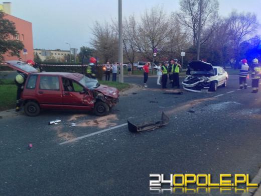 Zderzenie i dachowanie na Alei Witosa. Trzy osoby ranne.