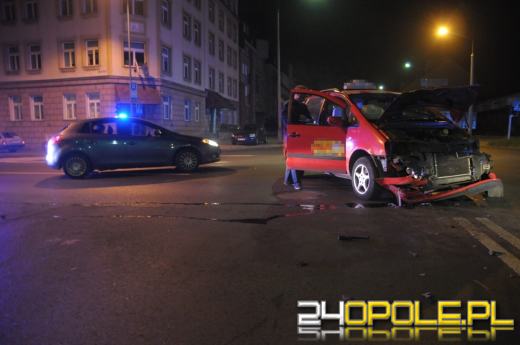 Zignorował czerwone światło, uderzył w taksówkę i uciekł pieszo