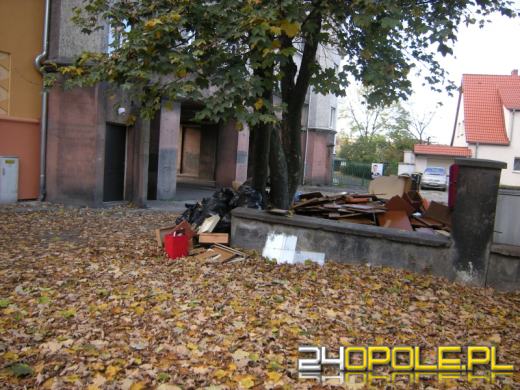 Stos śmieci w centrum Opola. Mieszkańcy oburzeni