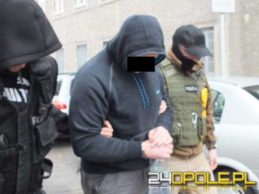 Policja rozbiła gang złodziei samochodów. Polowali na audi i mercedesy.