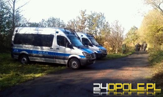 "Syn zabił ojca i uciekł". W Lewinie Brzeskim trwa policyjna obława.