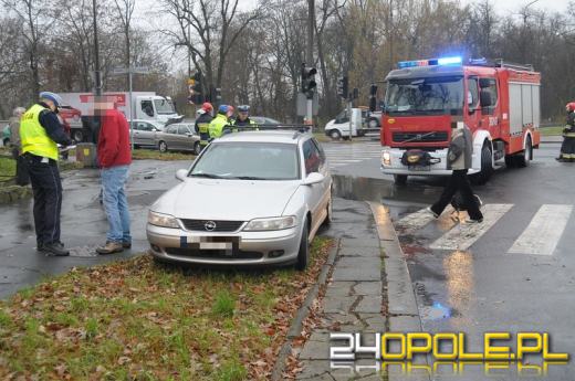 Zderzenie trzech samochodów na Zaodrzu. Dwie osoby ranne.