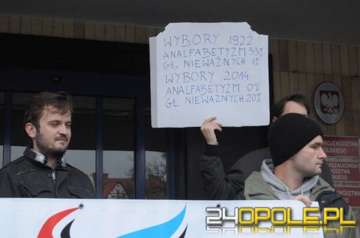 Protest pod opolską delegaturą wyborczą: PKW do domu!