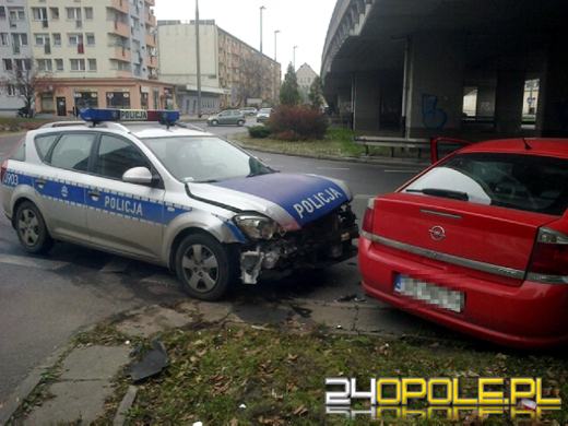Policyjny radiowóz zderzył się z oplem vectrą