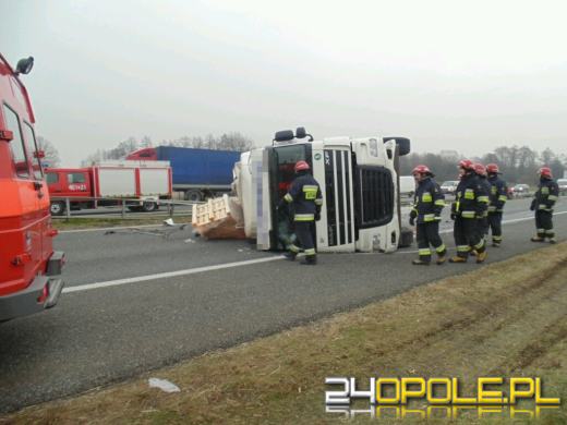 Ciężarówka przewróciła się na autostradzie A4, 2 osoby są ranne
