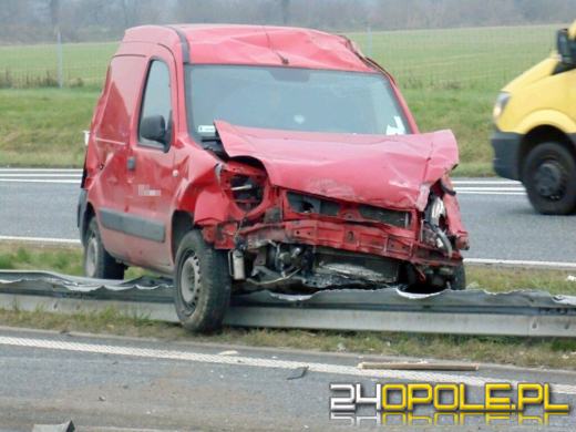 Ciężarówka przewróciła się na autostradzie A4, 2 osoby są ranne