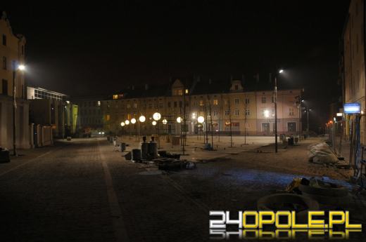 Mały Rynek oświetlony wielkimi kulami