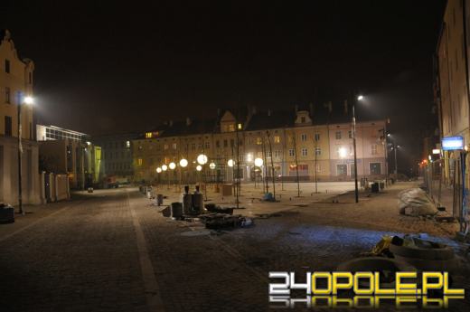 Mały Rynek oświetlony wielkimi kulami