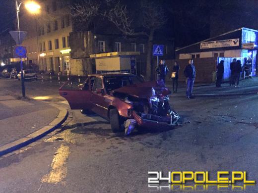 20-latek wyprzedzał na skrzyżowaniu i przejściu dla pieszych