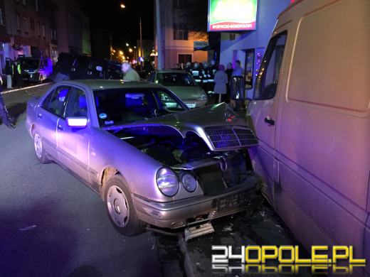 20-latek wyprzedzał na skrzyżowaniu i przejściu dla pieszych