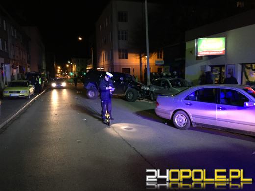 20-latek wyprzedzał na skrzyżowaniu i przejściu dla pieszych