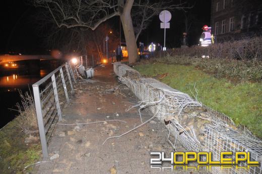 20-latek dachował i zawisł na barierkach nad Młynówką