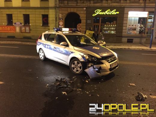 Policjant chciał zatrzymać samochód, doprowadził do kolizji