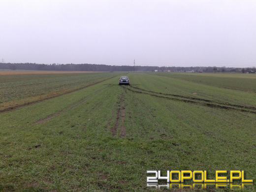 Uciekając samochodem przed policją ugrzązł w polu